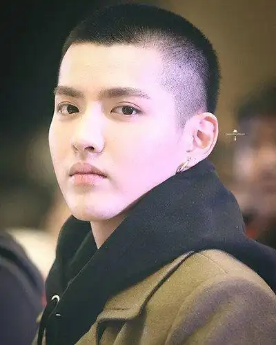 瓜子脸男剃板寸头鬓角怎么理 侧颜照型男显瘦帅酷短发