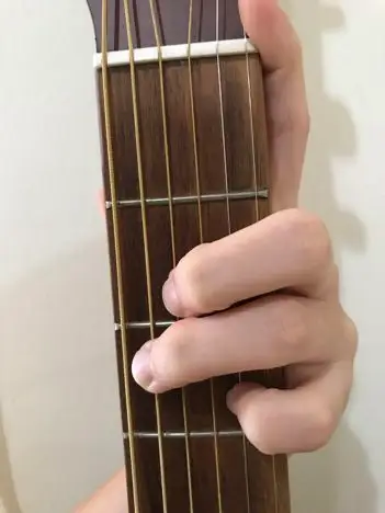 上面那个c9代表和弦的指法,你可以把它立起来看,这样你会比较明白