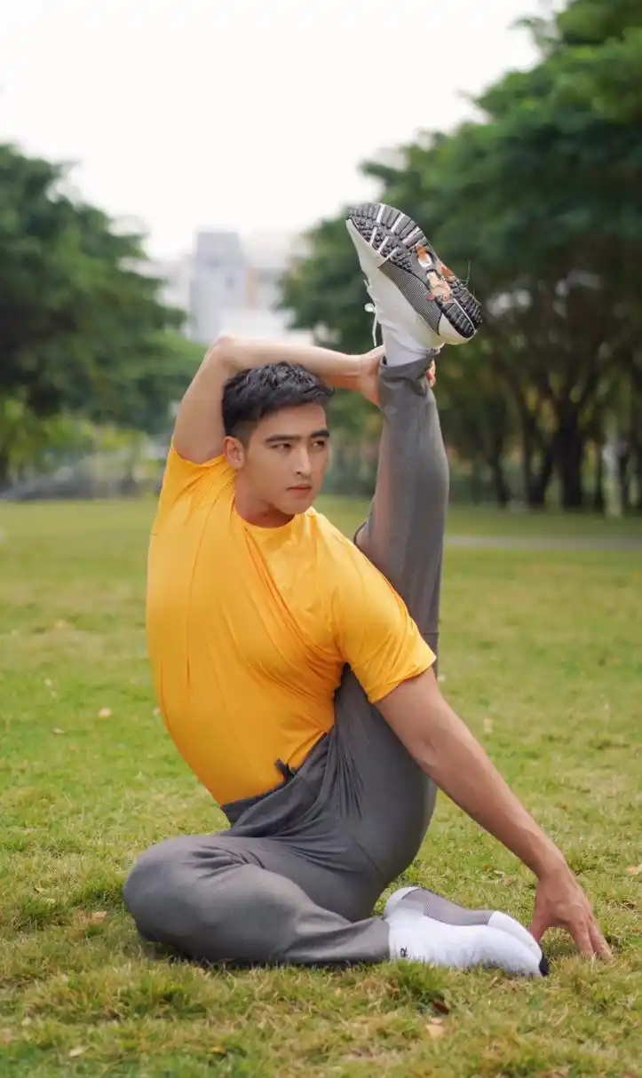 帅哥毛若懿,身材无人比,五官靓又美,瑜伽数第一.