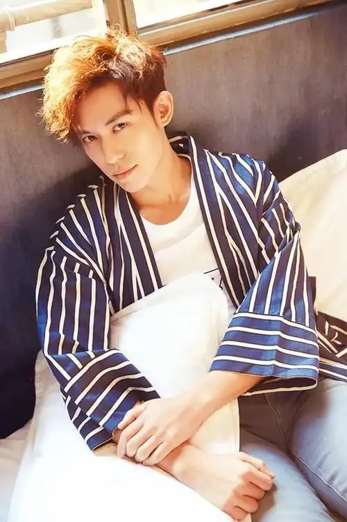 演员陈楚河翻包视频广告合作软广服装植入报价合作咨询-华语万星