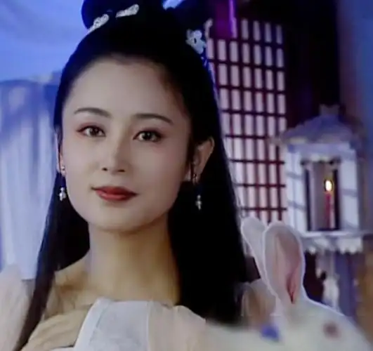 像当年她在电视剧《春光灿烂猪八戒》中饰演的"嫦娥"一角就是被很多人