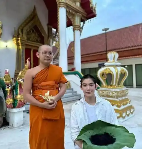 昨日,她送走了 tina李缇娜,这位曾经主演过两个女主角的影片,而在告别