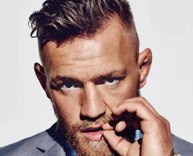 走路姿势真的是太嚣张了,头都仰上天了