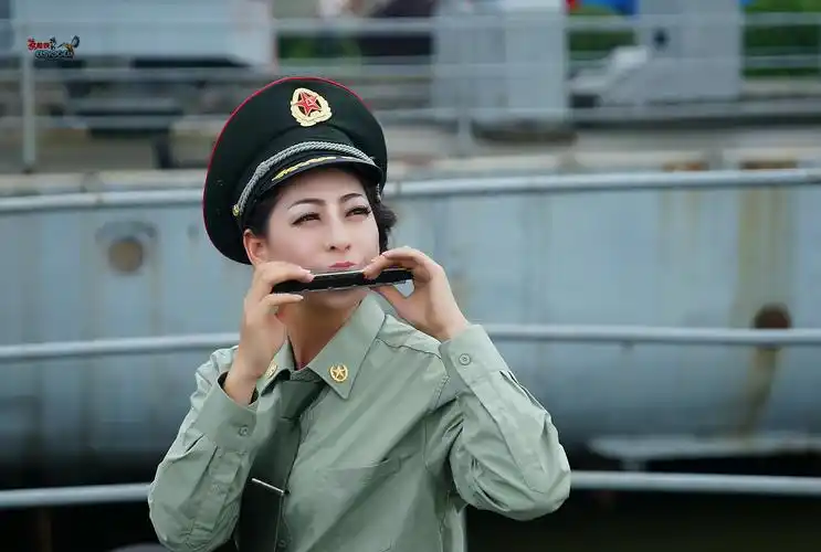 文艺女兵笑一笑