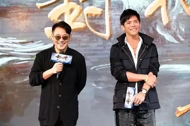 李连杰在向佐家里头戴花朵染黄发抱着向佐女儿像奶奶