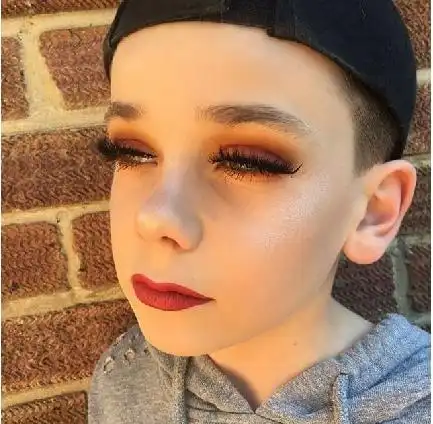 10岁男孩会各种化妆技术走红网络