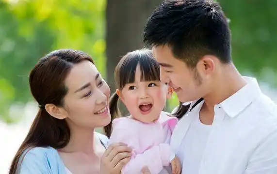 吴奇隆一家三口逛街,抱娃尽显憔悴,众人:年龄大了体力跟不上_孩子