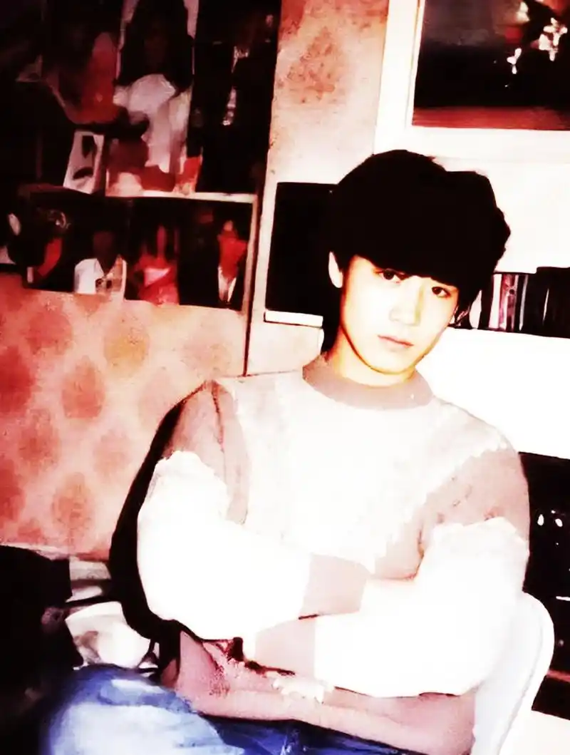 1984年,成名前,黎明在镜头前有一张年轻漂亮的脸,脸蛋很精致,很有魅力