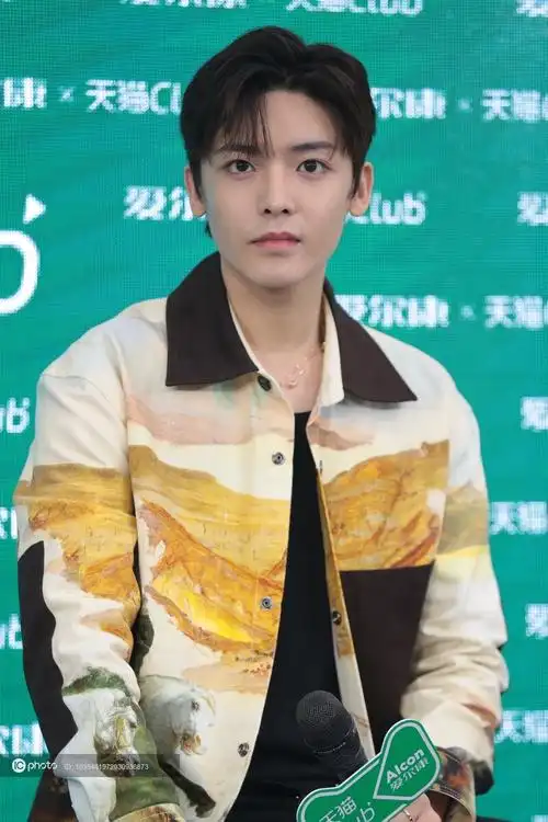 侯明昊出席活动笑容阳光灿烂大男孩