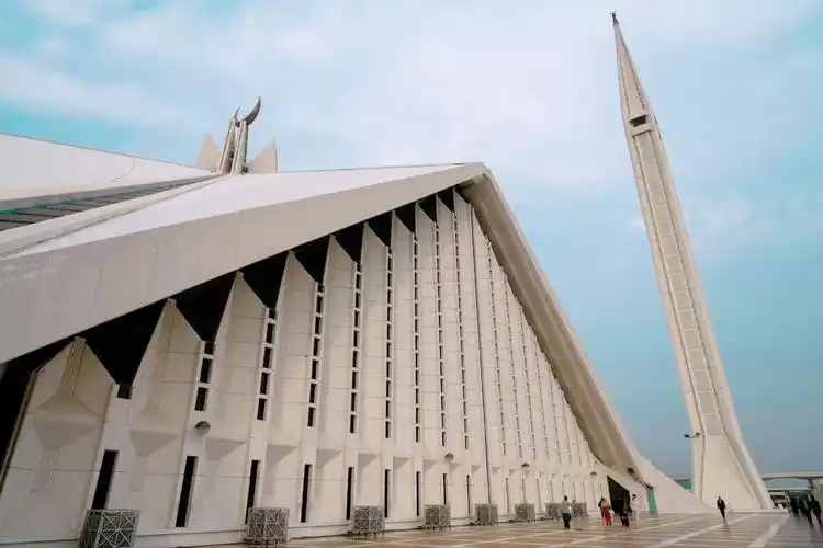它不仅是巴基斯坦最大的清真寺,更是全球第六大清真寺.