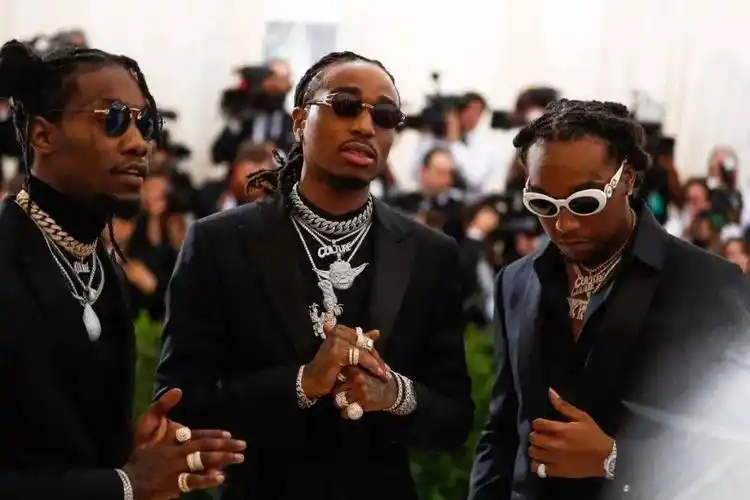 而当时黑人在美国社会里又处于底层,所以当rapper们走出贫民窟的时候