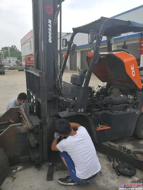 手动液压叉车油缸维修