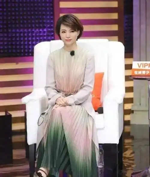 原创董卿真是优雅到骨子里了穿蓝色连衣裙端庄大气哪里像是46岁