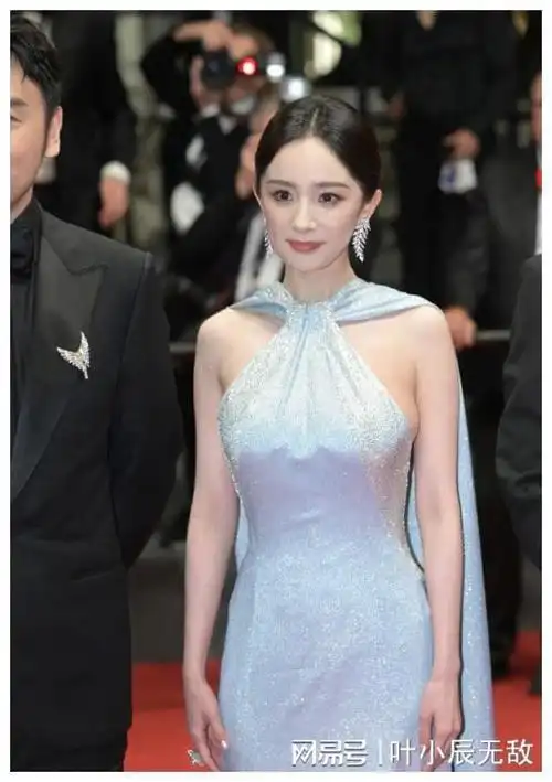 杨幂穿礼服太大胆,李现雷佳音只能目不斜视!