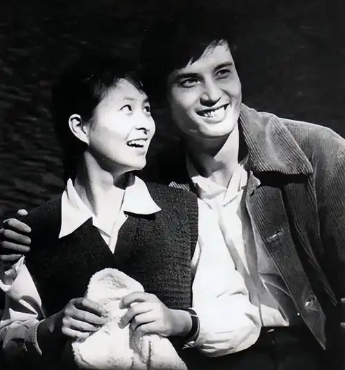 "挂历女神"李羚:嫁大13岁平凡丈夫,车库当婚房,现在怎么样了