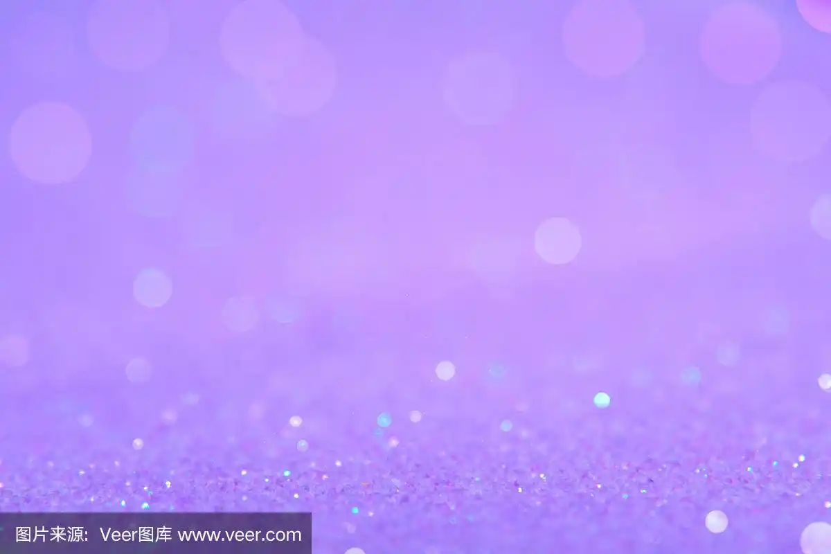 柔和的紫罗兰色或紫色的散景光是淡淡的白色和淡紫色的柔和模糊的圆圈