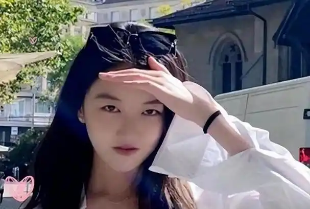 18岁李嫣拍成人礼大片!兔唇明显,眼神狠毒,一点都不像王菲!