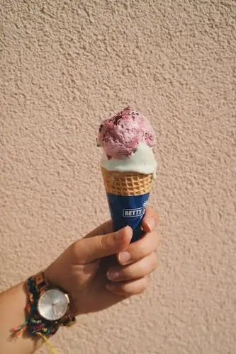 人在锥上拿着冰淇淋person holding ice cream on cone