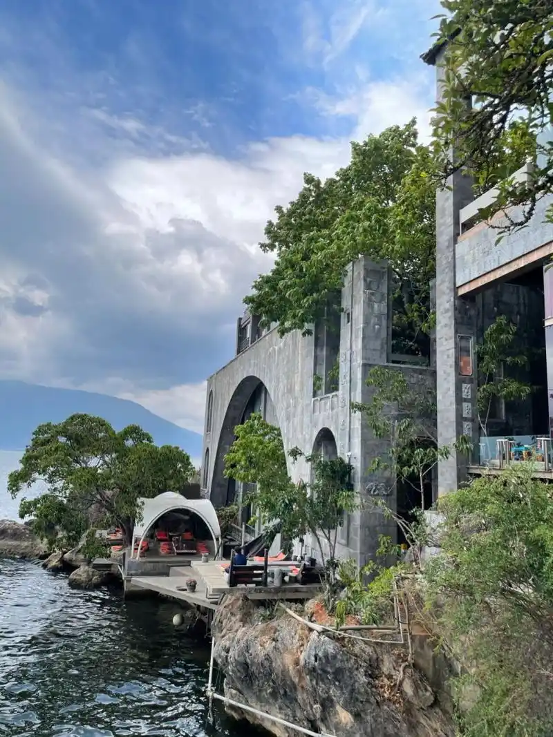 杨丽萍太阳宫&月亮宫 月亮宫依山而建,是大理才子赵青为杨丽萍