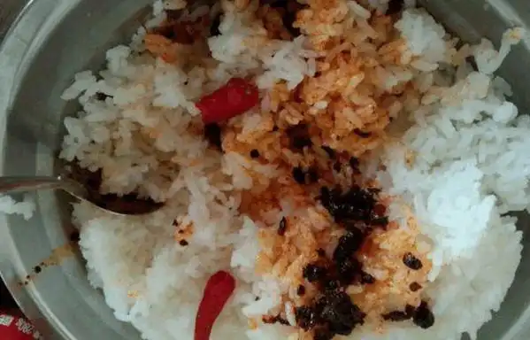 实拍工地农民工的生活没有餐桌两个馒头一碟咸菜就是一餐