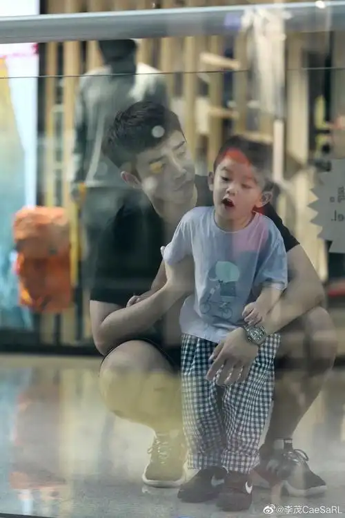 组图:弦子晒老公李茂与儿子照片 父子俩互动画面和谐温馨