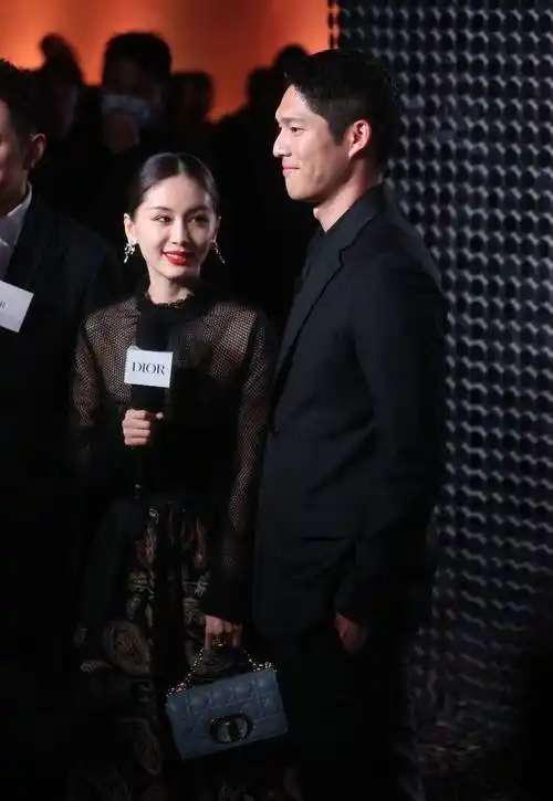 王子文牵男友吴永恩走红毯超霸气,两人深情对视爱意