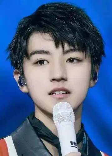 王俊凯的一双桃花眼也足以撩动万人心,每一个眼神都足以让迷妹们晕厥!