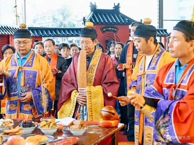 厦门新年祈福拜天公祭妈祖沙坡尾近400年朝宗宫现星火长龙