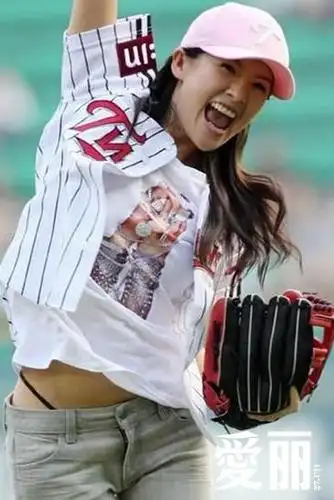 风骚女星大秀丁字裤 魅惑无限