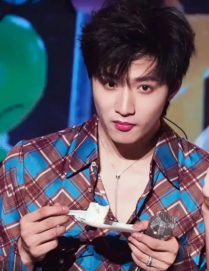 生日图片#刘耀文18岁生日 #养成系 #刘耀文新歌 - 抖音