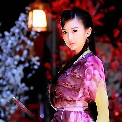 毛晓彤:出生被父亲抛弃,妈妈辛苦养大,成名后被渣爹勒索5000万