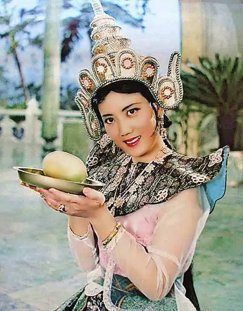 天生明星脸的李秀明在电影《孔雀公主》中的表现轰动一时,她扮演的