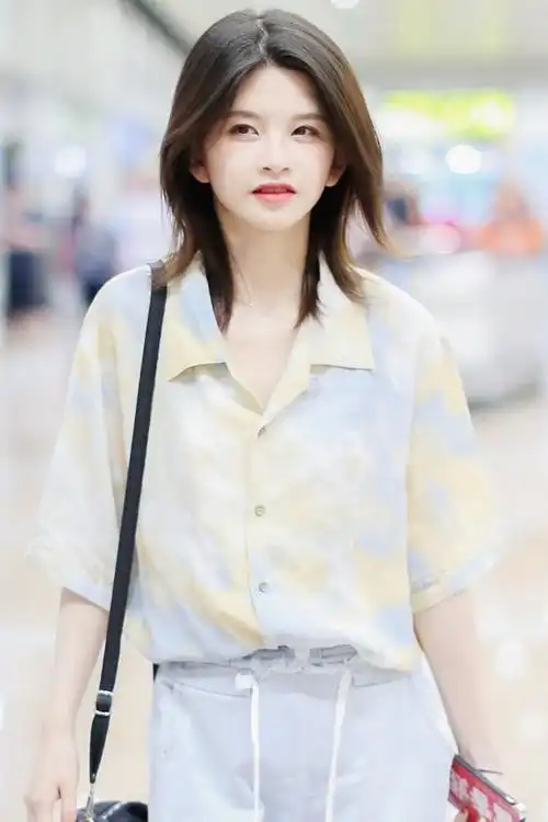 林思意"裤子反穿"走机场,配印花衬衫清新减龄