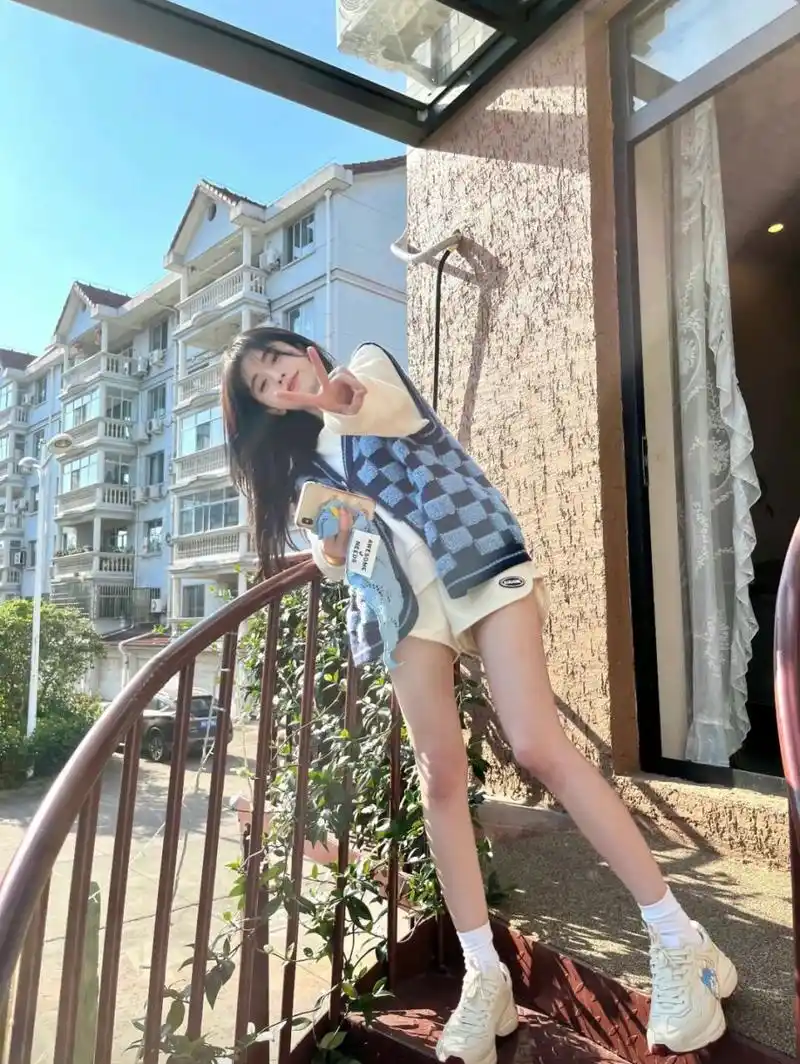 鞠婧祎20211002晒出一组秋日私服穿搭 印花卫衣短裤搭配蓝色格子毙哪