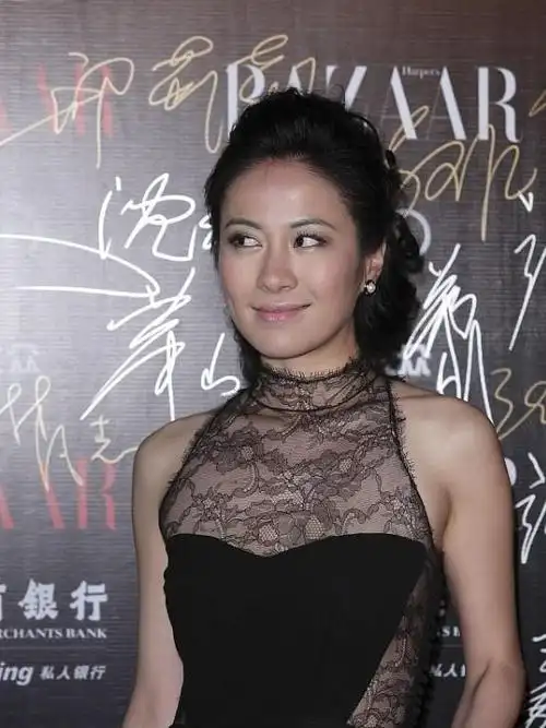 41岁叶璇穿衣真大胆身穿黑色挂脖礼服裙亮相活动优雅大气