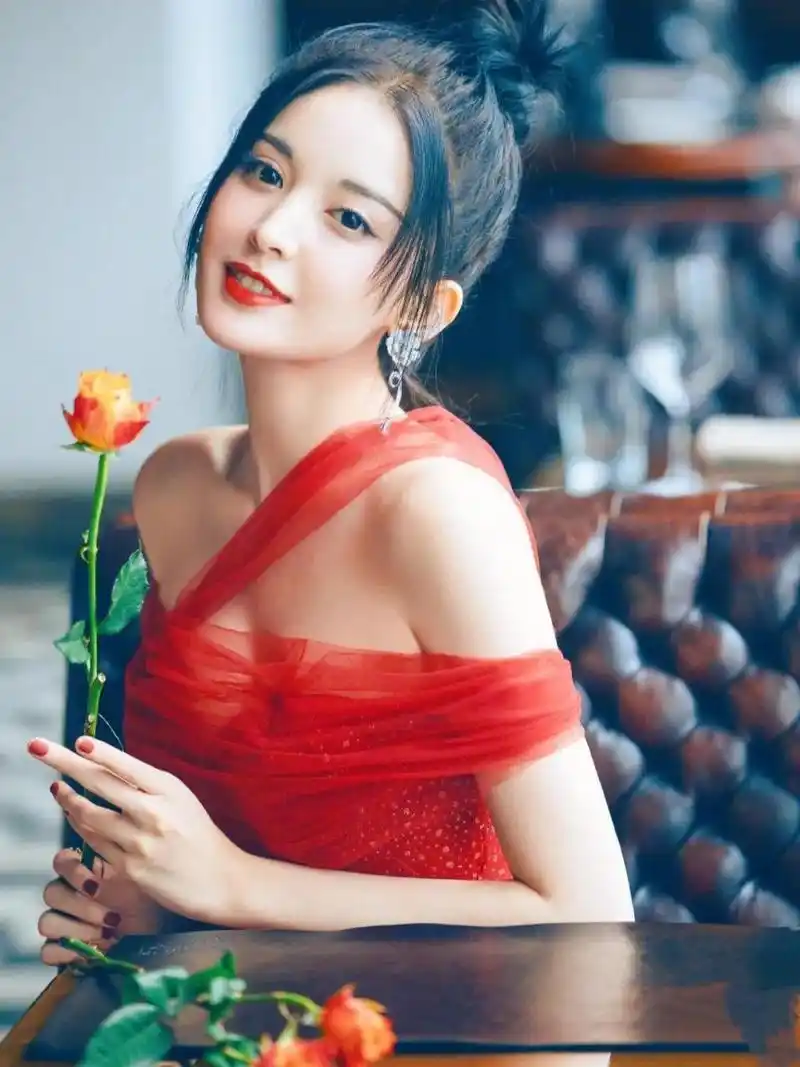 古力娜扎变身酒吧时髦女郎,红色纱裙衬得肤白貌美,丸子头更显青春活力