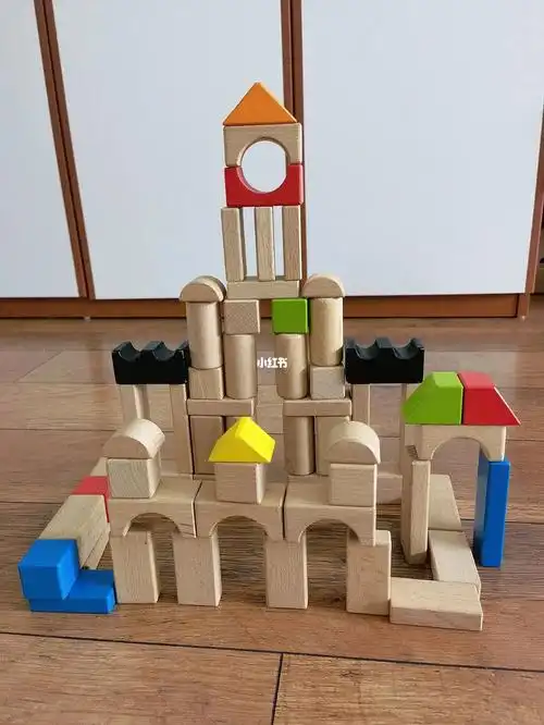木制积木搭建城堡建筑