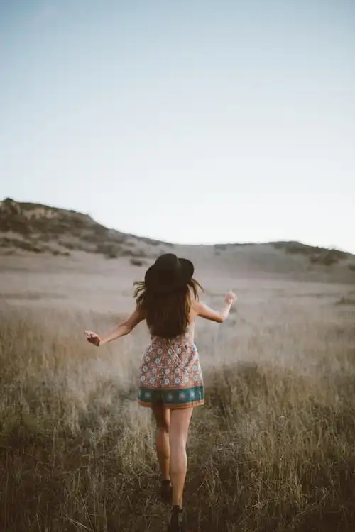 孤单的看着远方