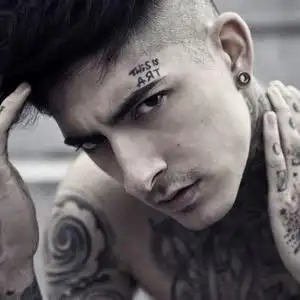 黑社会霸气纹身男