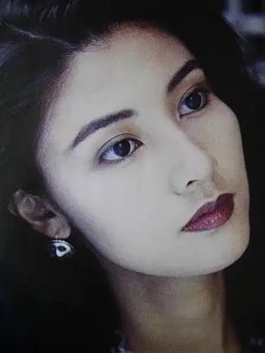 李嘉欣颧骨太高,额头偏短,中庭偏长