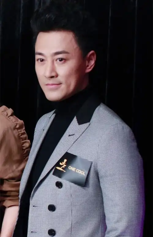 西装内搭一件黑色高领衫,比起前面古天乐的炫目,反而40岁林峰看起来则