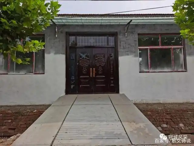 向南也有一些胡同,胡同里大都铺上了砖路,房子多为平房.