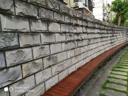 维护了庭廊座椅,文化墙下的水泥座,安上了木制装饰,老人们在