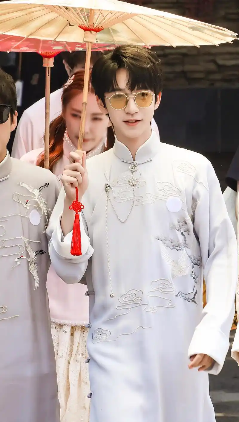 贺峻霖古风图片:谦谦君子,温润如玉