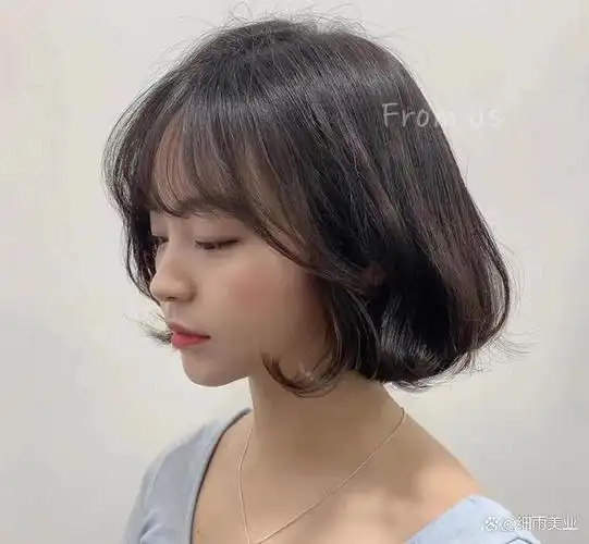 春季剪一个时尚又潮流的包脸短发发型,适合大脸的女生,瘦脸效果非常好