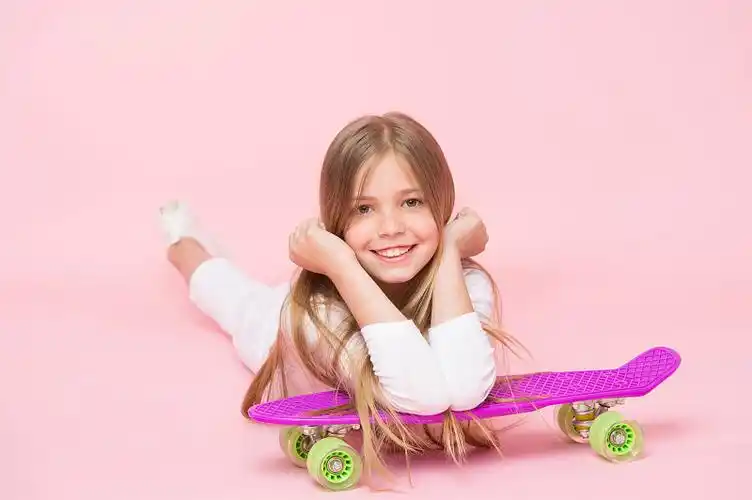 追求极端的自由和动力.可爱的极限运动员在粉红色的背景.