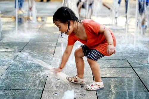 夏天儿童戏水玩耍