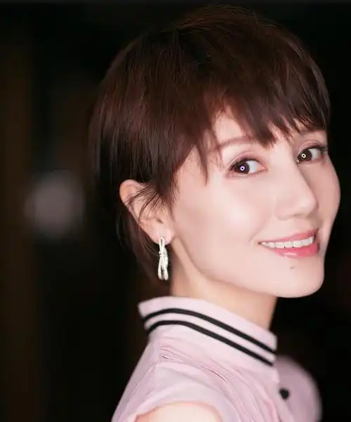 袁泉扎起头发就算了还露出大脑门终于明白什么叫发型决定气质