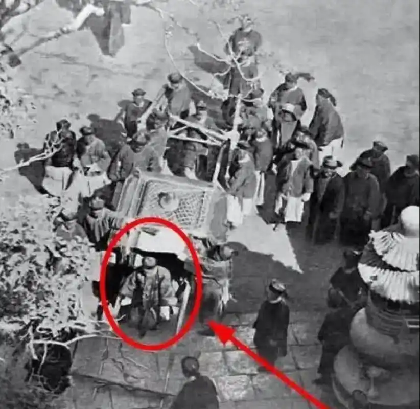 光绪皇帝唯一的一张照片,这个角度 难道是珍妃抓拍的吗?