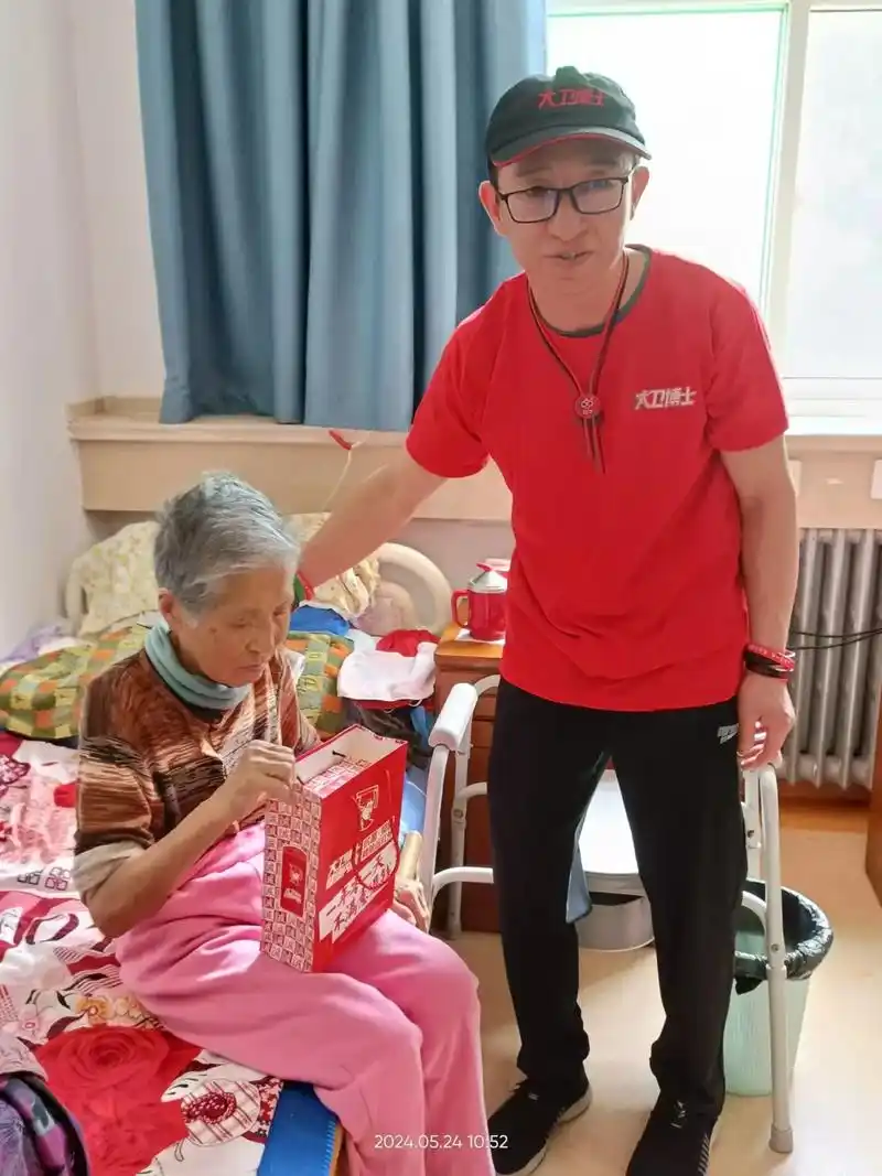 关爱老人!爱心捐赠大卫博士第六年给敬老院的老人捐赠内裤 - 抖音